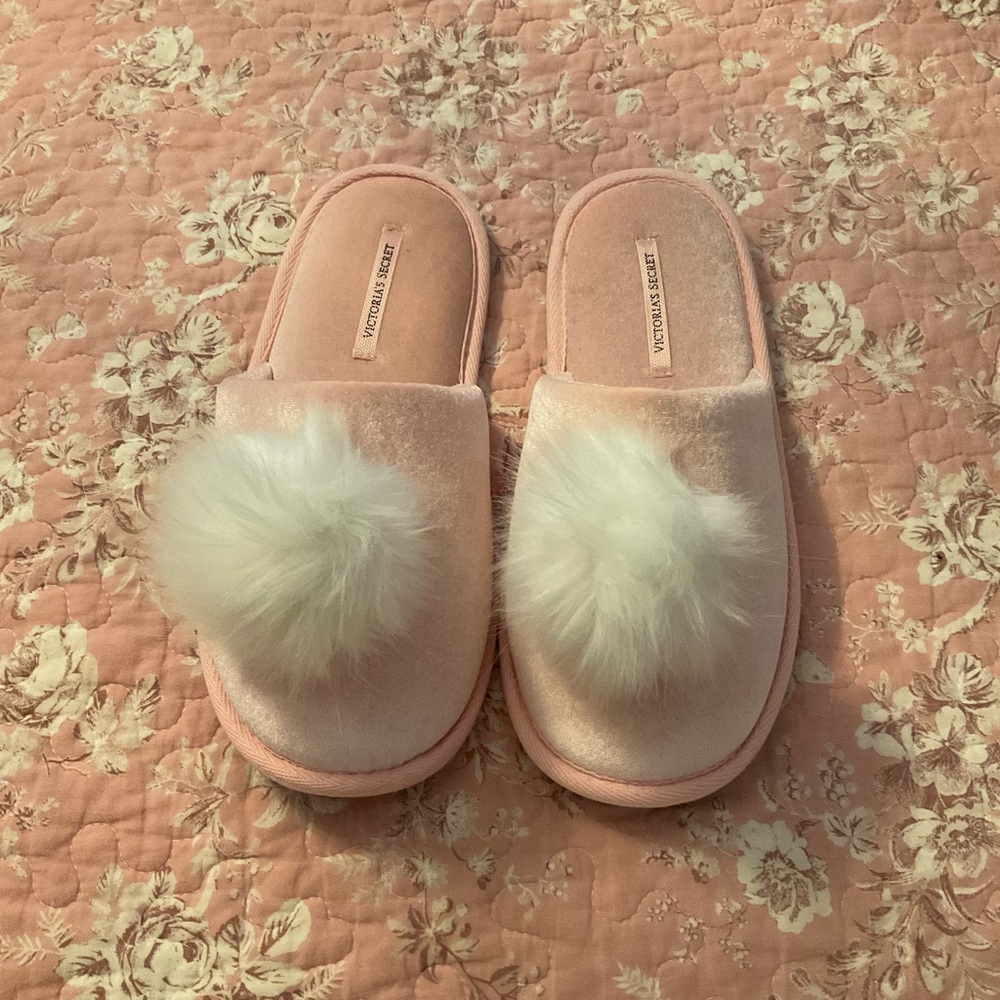 Victoria's Secret Pink and White Plush Slippers size 38/39 (7.5)